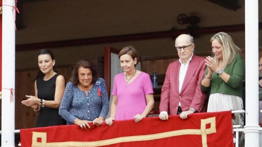 Por la izquierda, Silvia Gómez Cuétara, Pilar González del Valle, Carmen Moriyón, Juan Antonio Pérez Simón y Adriana Suárez, en El Bibio.