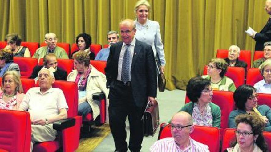 Francisco Álvarez Rodríguez, en primer término, en su entrada al salón de actos para la charla.