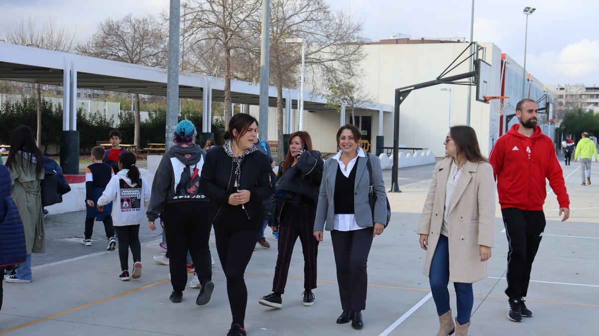 La alcaldesa de Oliva y la concejala Navarro, en una visita a las instalaciones donde se desarrolla &quot;Olivia&quot;