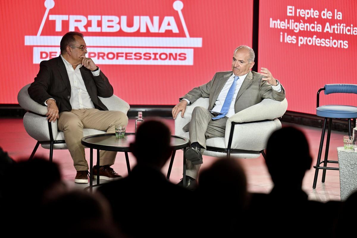 Alber Sáez, director de EL PERIÓDICO, y Jesús Sánchez, residente de la Asociación Intercolegial y decano del Ilustre Colegio de la Abogacía de Barcelona.
