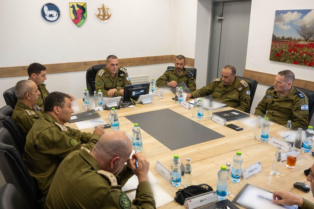 El jefe del Ejército israelí, Eyal Zamir, preside una reunión con comandantes para planear la expansión de sus operaciones en la Franja.