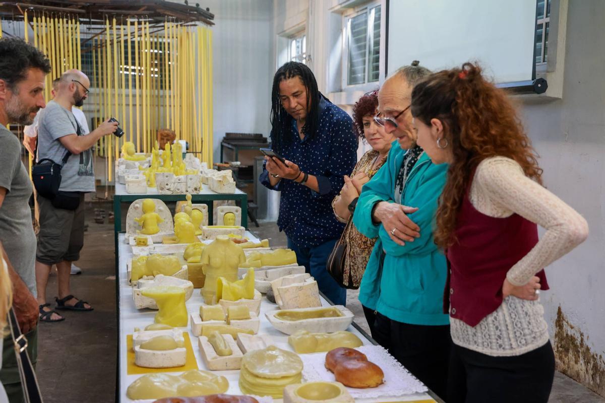 El taller en el que Antoni Miralda presentó su «Romería Update», fusionando su arte con los moldes de exvootos de la histórica Cerería Diéguez, en Pontecesures.