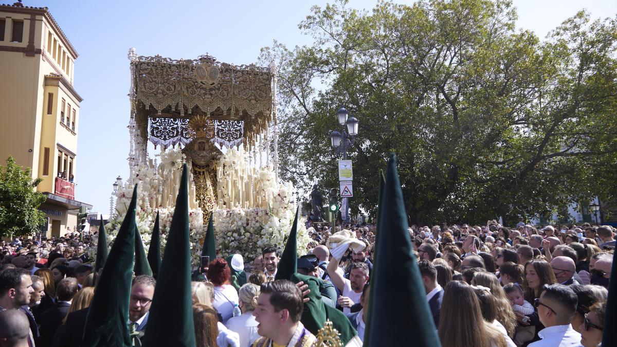 La Virgen de la Esperanza de Triana entra en su barrio, en la Semana Santa en Sevilla 2022.