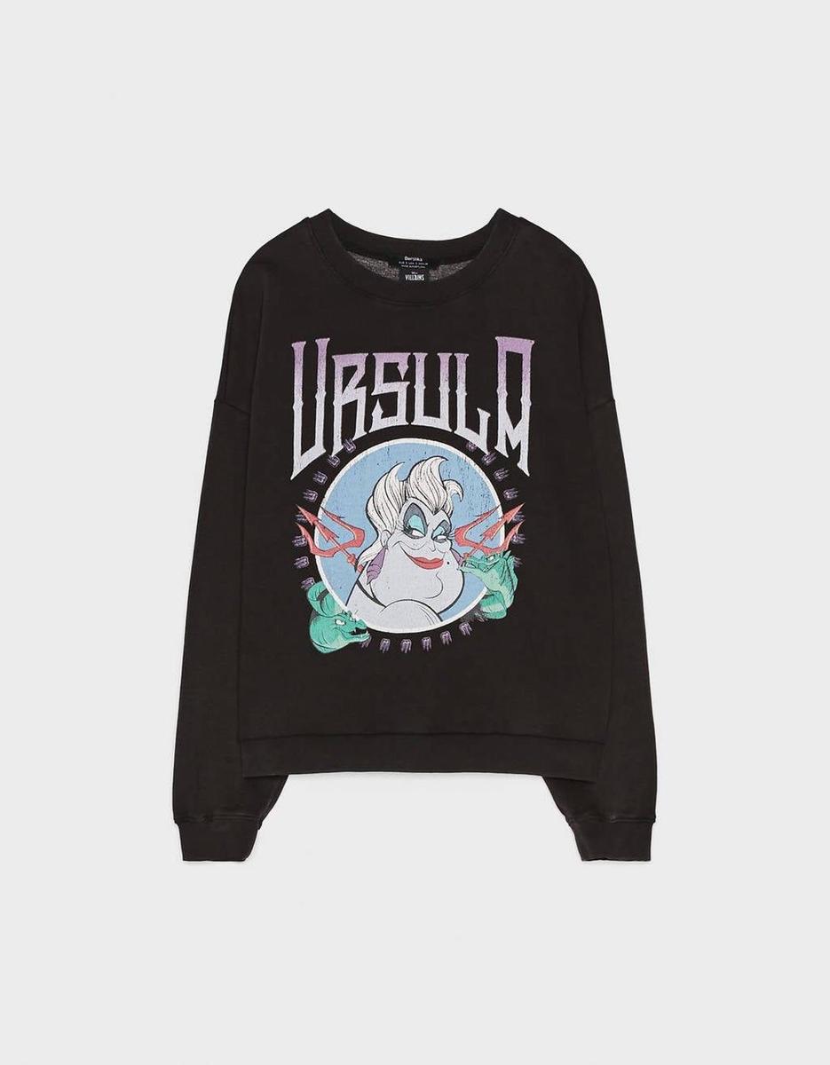 Sudadera de Bershka con el dibujo y el nombre de Úrsula, la &quot;mala&quot; de La Sirenita, que ha llevado Blanca Suárez en un look informal