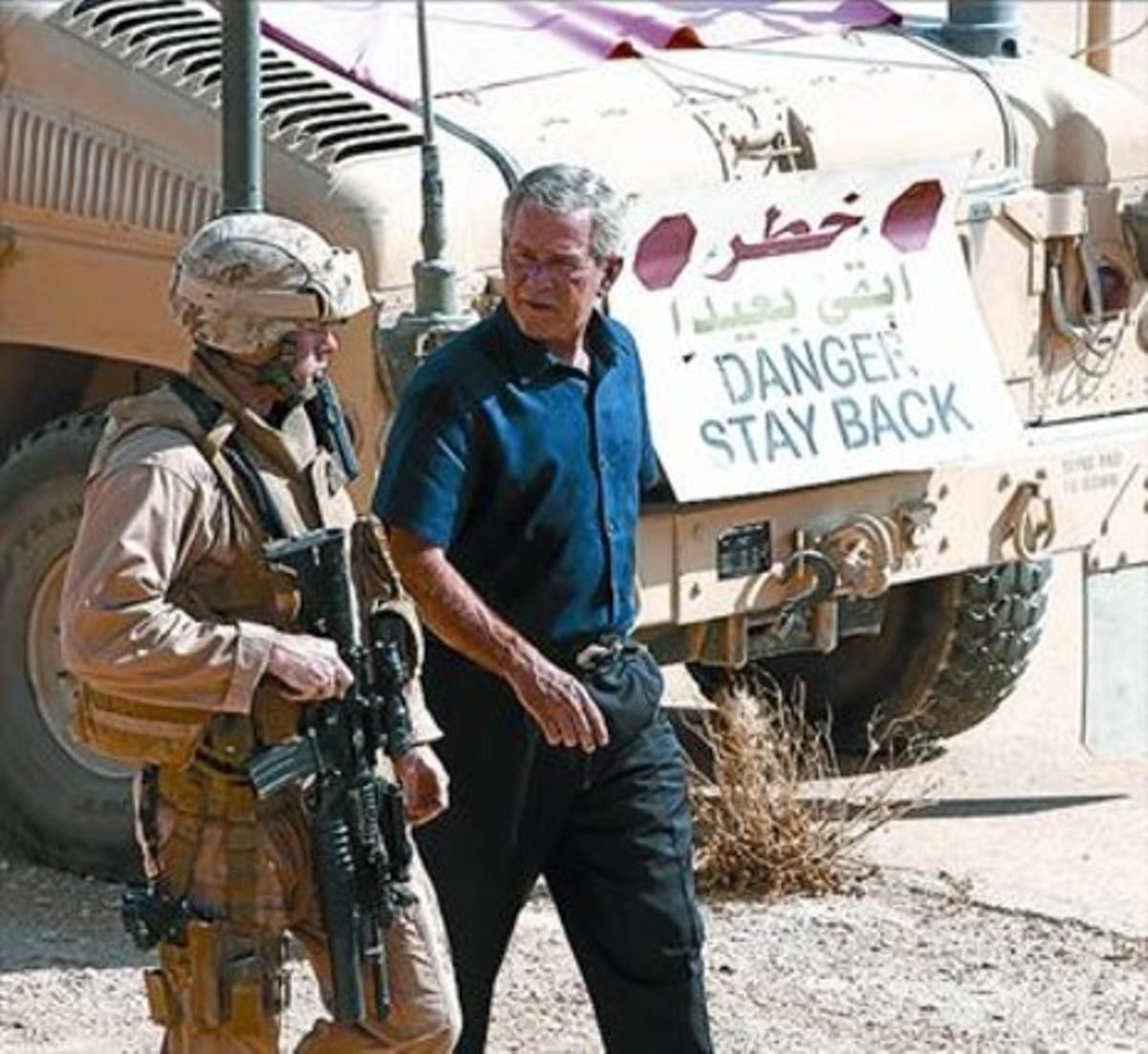 Visita 8 Bush parla amb un soldat a l’Iraq el 2007.