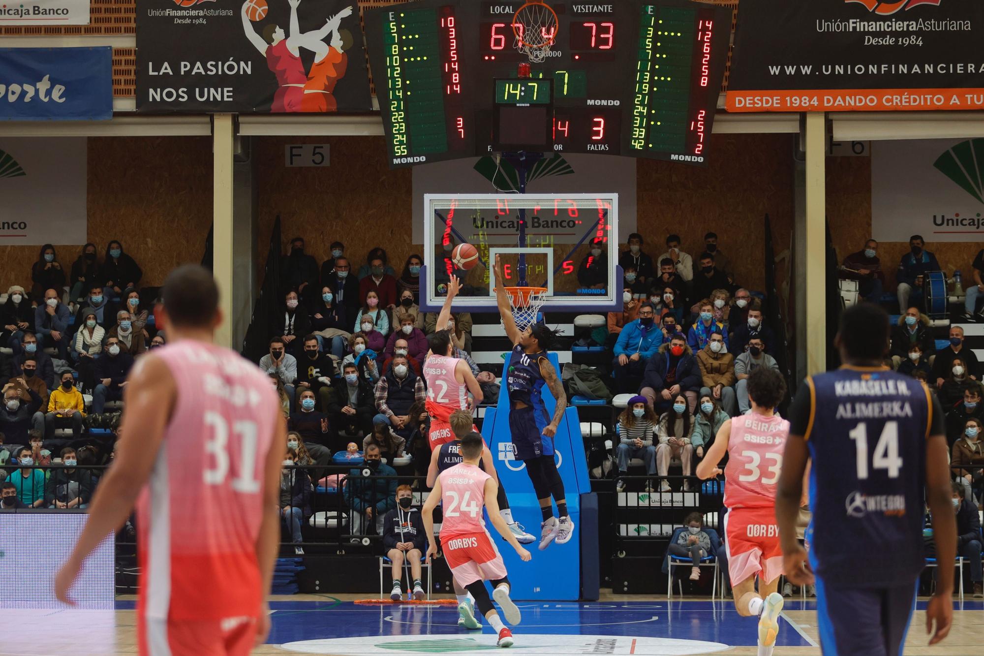 En imágenes: así fue el partido entre el Oviedo Baloncesto y el Estudiantes