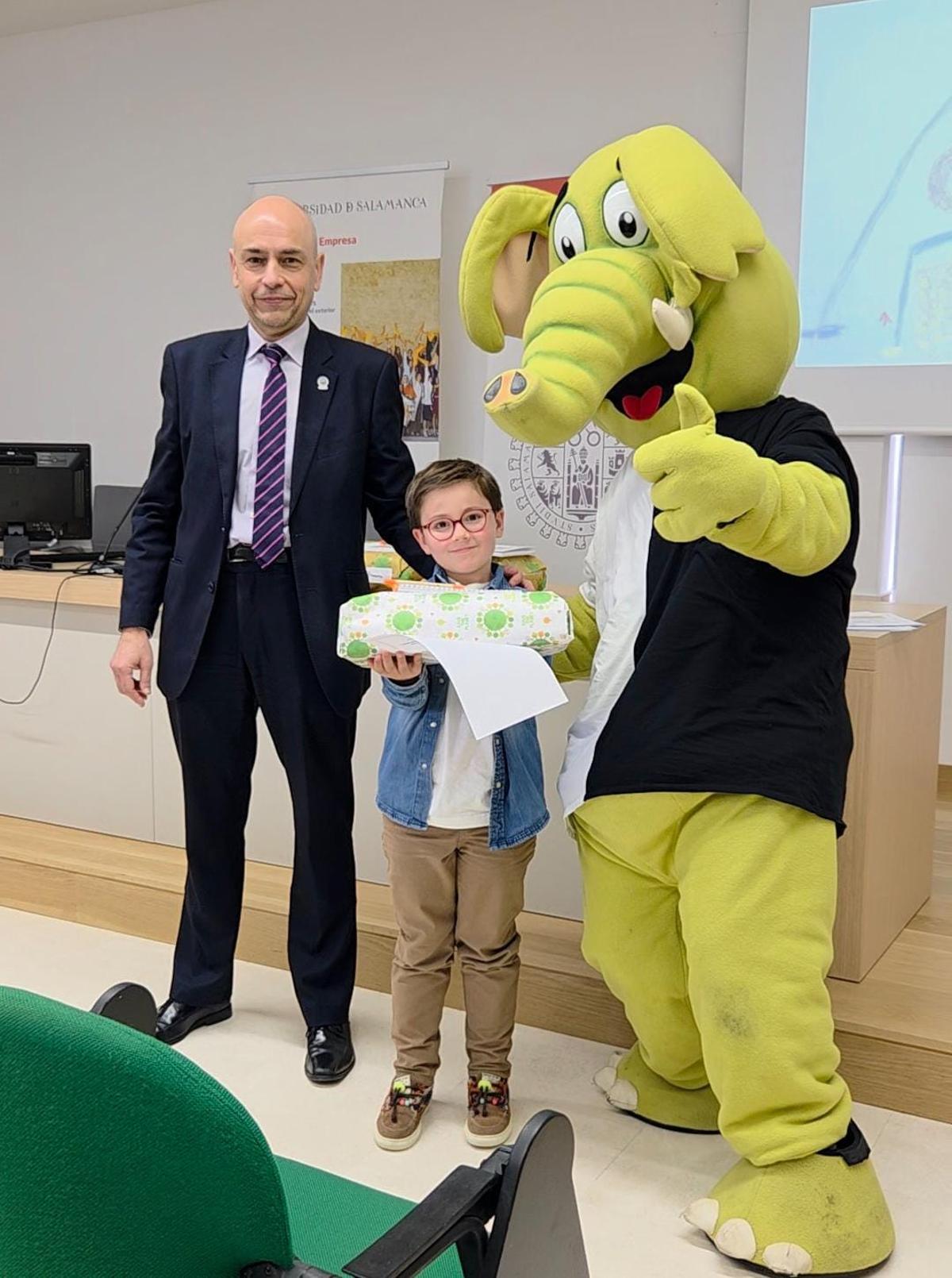 Martín García Rodríguez recoge su premio en Salamanca.