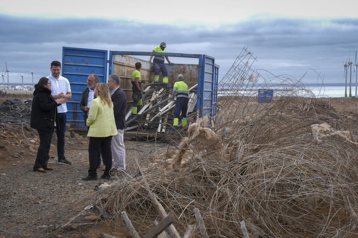 Retirada de invernaderos abandonados en el sureste de Gran Canaria