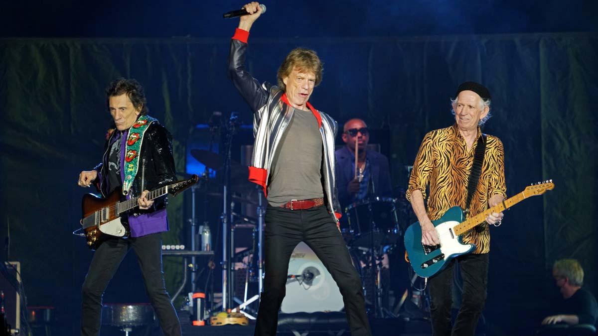 Ron Wood, Mick Jagger, Steve Jordan y Keith Richards, en un momento de la actuación de los Rolling Stones en San Luis, la primera del grupo tras la muerte del batería Charlie Watts.