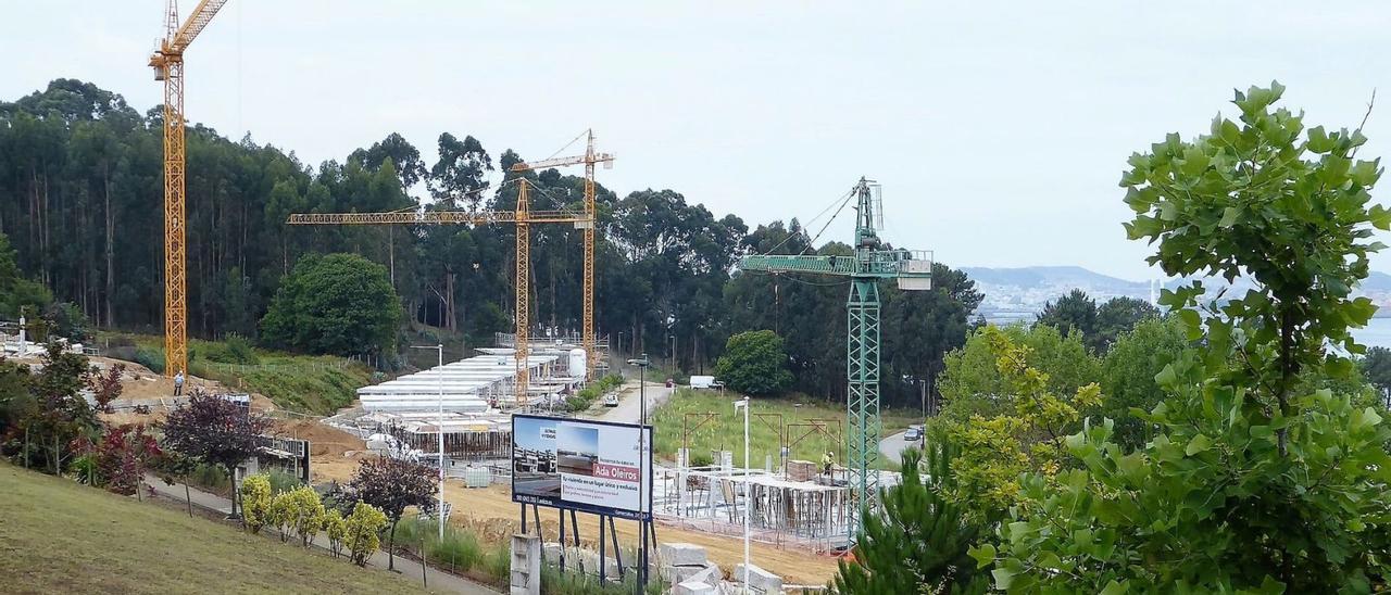 Cuatro grúas en obras de construcción de chalés en Canide. |   // I.R.