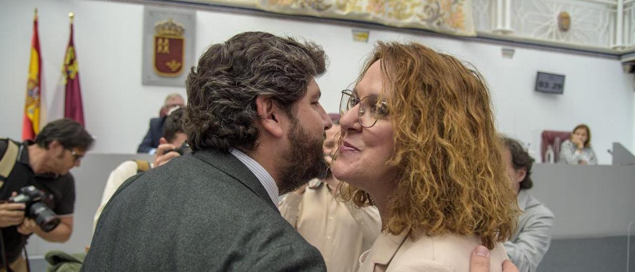 Fernando López Miras saluda a Isabel Franco en la Asamblea.