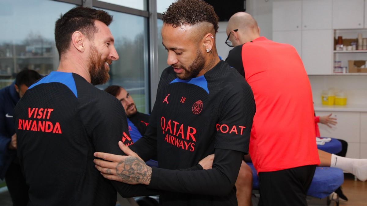 Messi, sonriente con Neymar