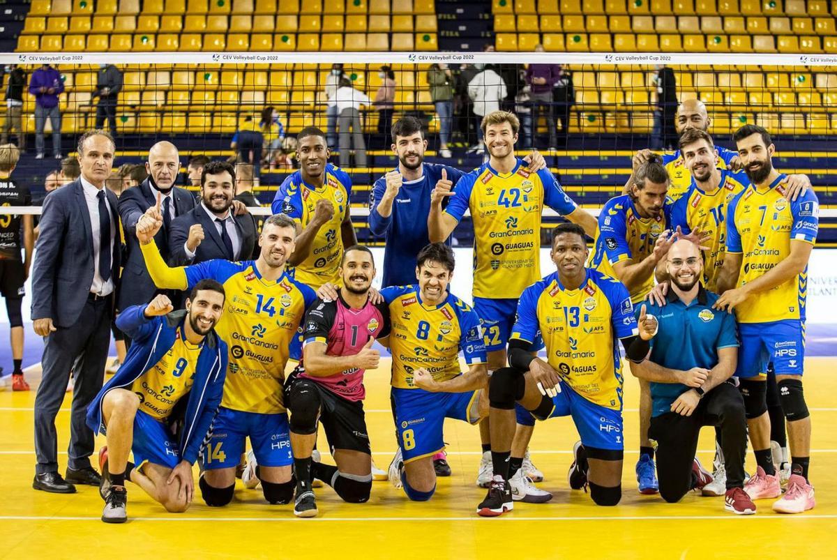 Jugadores y técnicos del Guaguas celebraron así la victoria en el encuentro de ida ante el Decospan VT Menen. | | LP/DLP