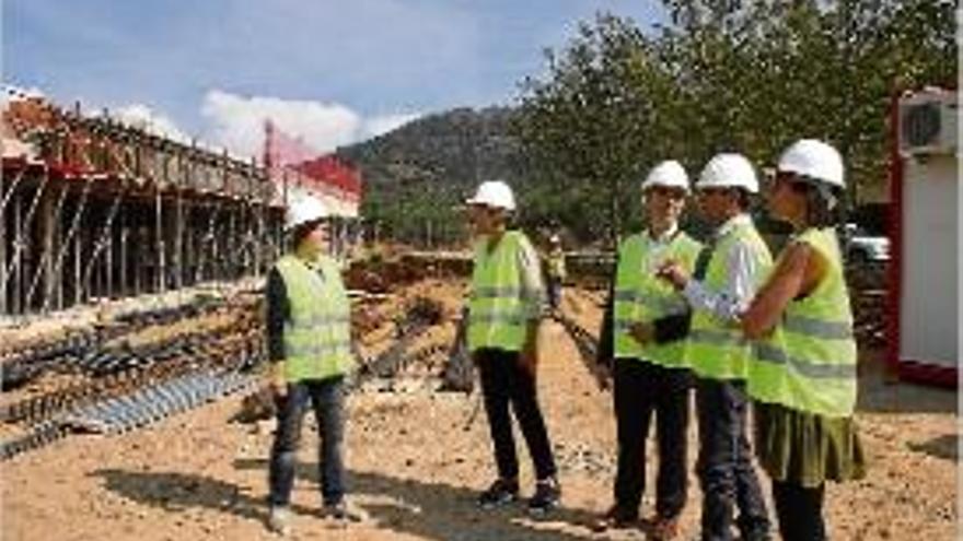 Els representants de les administracions i l&#039;obra durant la visita d&#039;ahir.