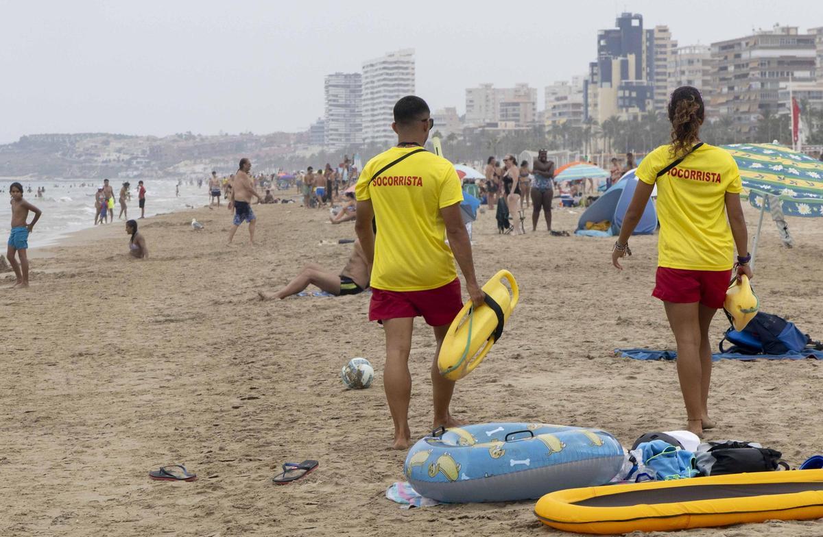 Bandera roja en la playa de San Juan en Alicante: los socorristas obligan a los bañistas a salir del agua por la alerta de viento