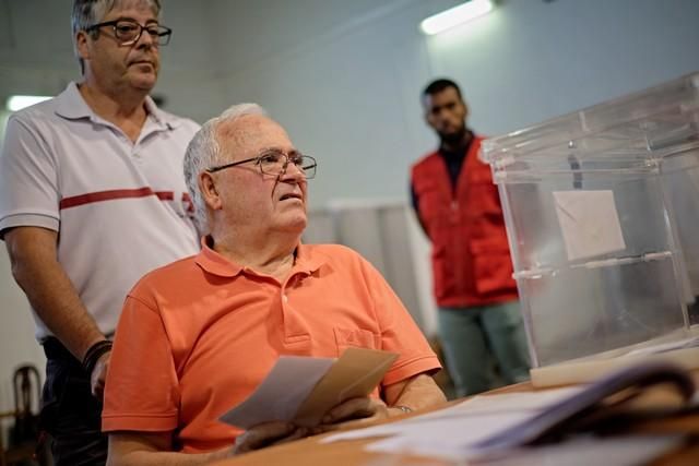 José Ramos, con problemas de movilidad, acude a votar a las elecciones generales de 2019 en Santa Cruz de Tenerife gracias a un servicio gratuito de Cruz Roja