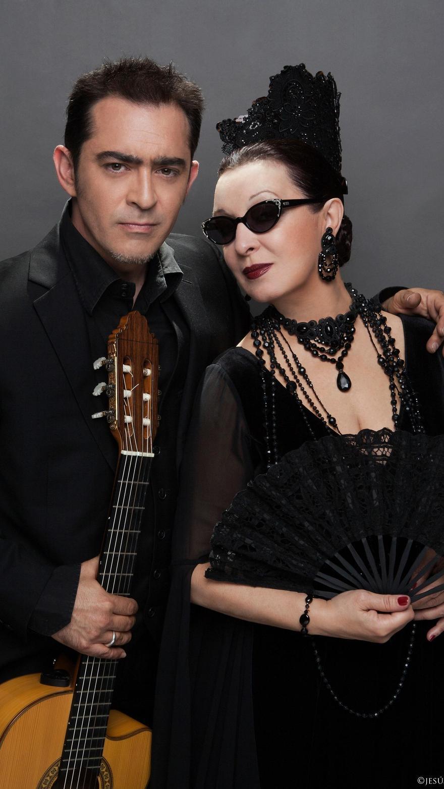 Raúl y Martirio, guitarrista y cantante, hijo y madre