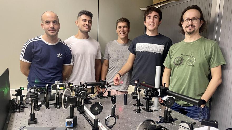 La UA colabora en un estudio que demuestra cómo la impresión 3d de nanoestructuras mejora las fibras ópticas
