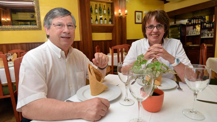 Camilo Casal y René Castro en su restaurante de Sanxenxo. // G. Santos