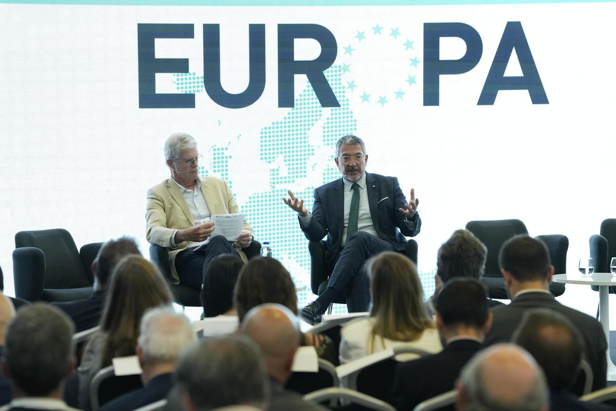 Martí Saballs, director de contenidos económicos de Prensa Ibérica, y Miquel Sàmper, Conseller dEmpresa i Treball