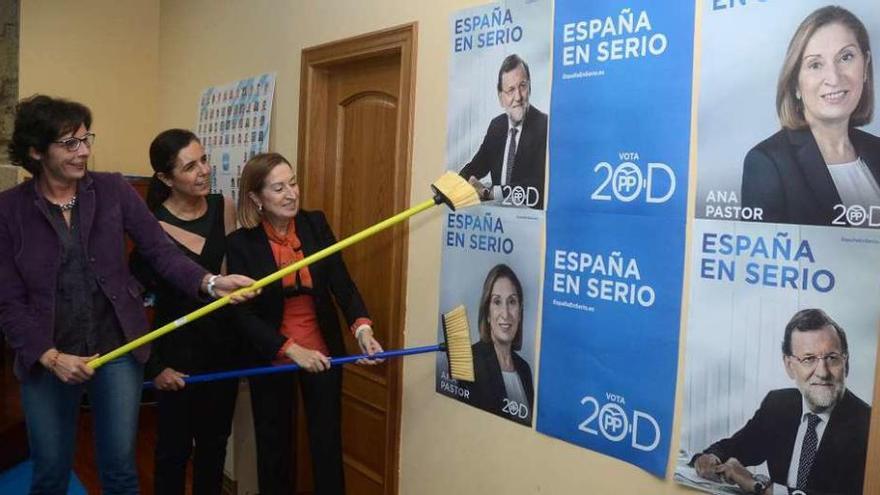 Ana Pastor pegó los primeros carteles de esta campaña en la sede de los populares. // Rafa Vázquez