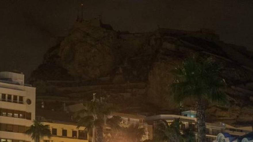 Alicante se sumó a la iniciativa apagando las luces del Castillo y del Ayuntamiento.