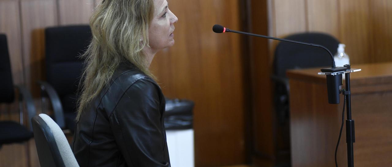 La acusada, Cristina Elena, declara en la sala de la Audiencia Provincial de Murcia / ISRAEL SÁNCHEZ