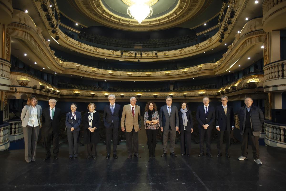 Miembros de la  Sociedad de Conciertos de Alicante en el 50 aniversario de la entidad, en el Teatro Principal de Alicante