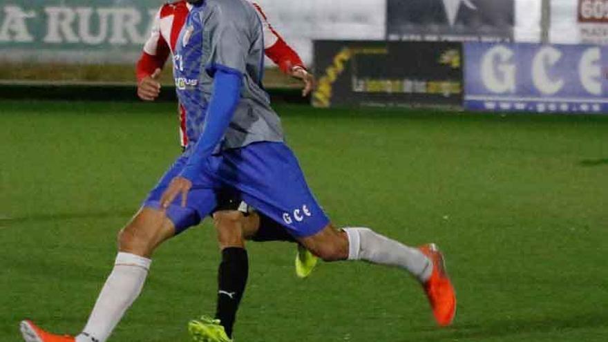 Manu Arias, vestido de azulón, conduce el balón.