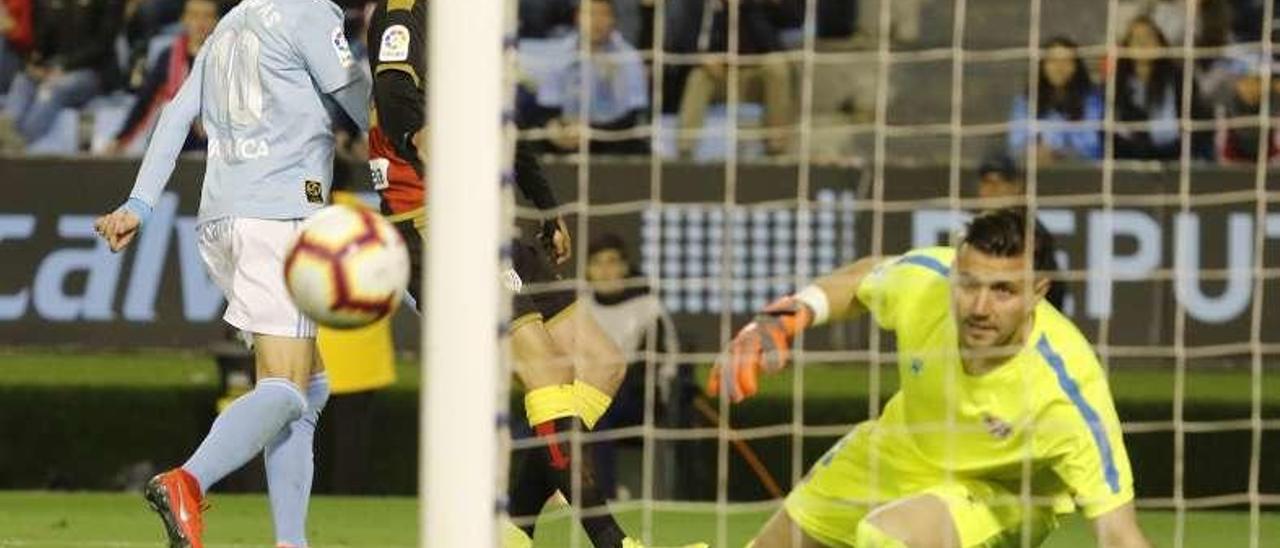 Dimitrievski observa cómo el balón se dirige a las mallas tras el remate de Iago Aspas en el segundo gol. // Alba VIllar