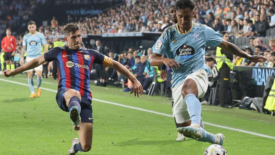 Renato Tapia conduce lapelota ante la oposición de Sergi Roberto.   | // ALBA VILLAR