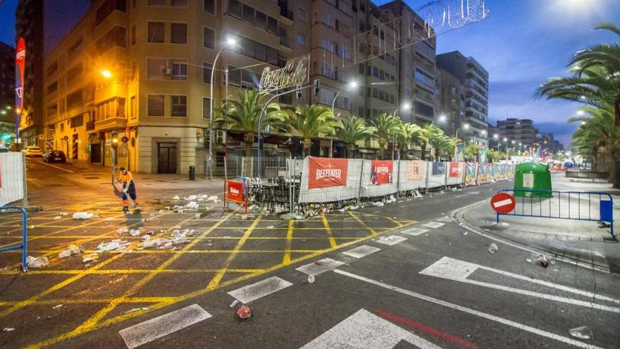 Equipos de la empresa UTE Alicante logran que la ciudad amanezca limpia en Hogueras