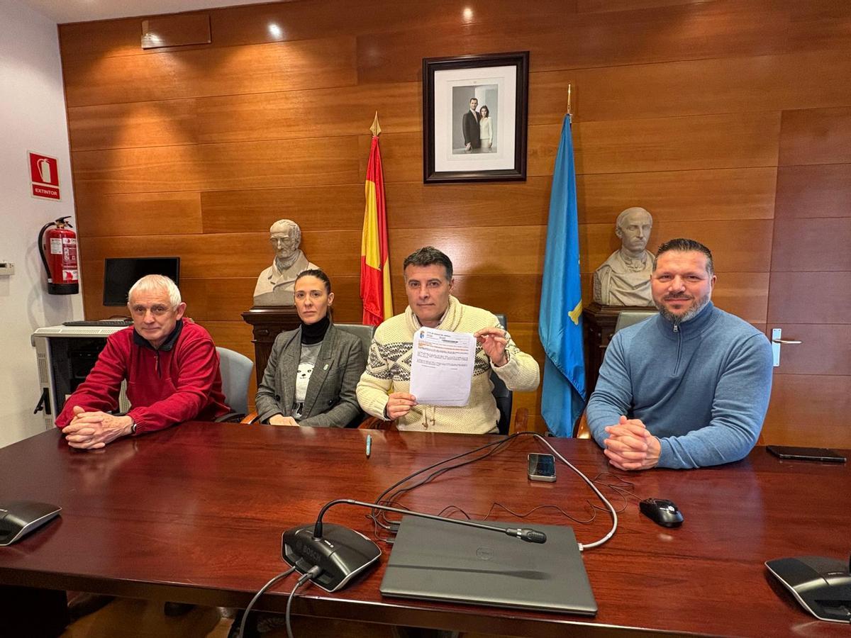 Por la izquierda, José Manuel Menéndez, Alba García, José Luis Fontaniella, con el acta de la comisión informativa, y Ángel Menéndez.