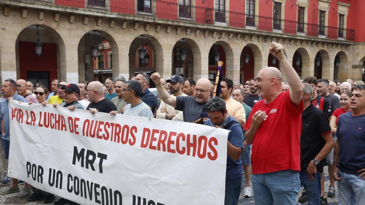 Trabajadores de Moreda Riviere Trefilerías, en la plaza Mayor.