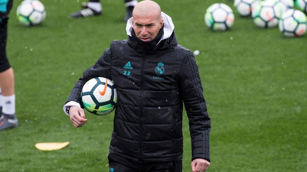 Zidane, durante el entrenamiento de esta mañana en Valdebebas