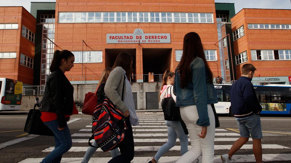 Estudiantes frente a la facultad de Derecho de la Universidad de Oviedo