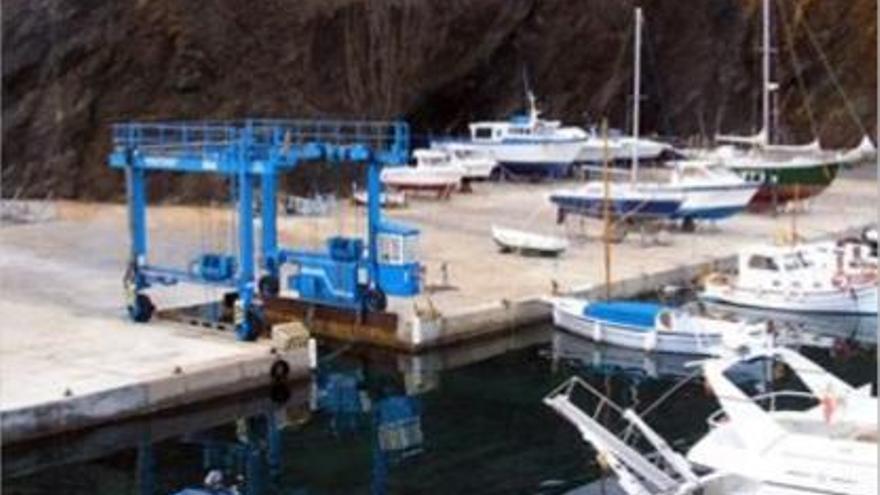 Embarcacions internacionals a les quals s&#039;està fent el manteniment al port de Portbou.