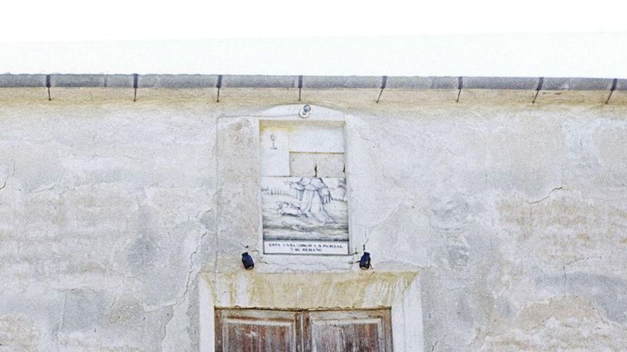 Un plafó ceràmic de sant Pasqual, pastor d’ovelles