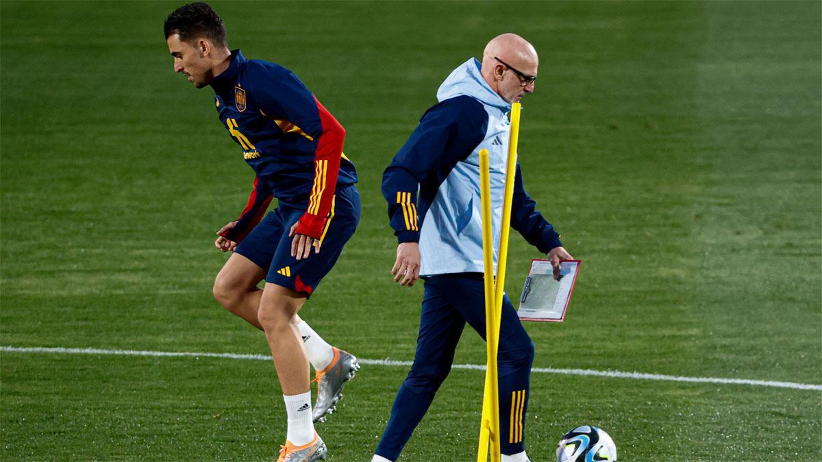 Ceballos junto a Luis de la Fuente en un entrenamiento de España