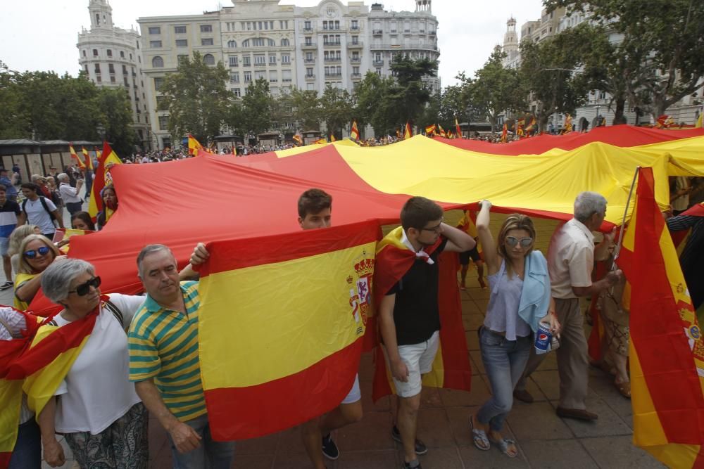 Caravana de vehículos con banderas españolas en València