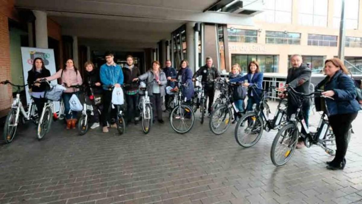 Treballadors de l’Ajuntament de Gavà amb la seva bici elèctrica. 