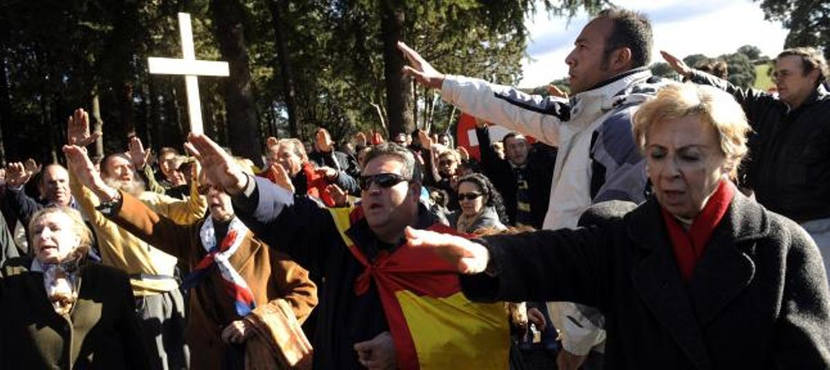Homenaje de Falange en el Valle de los Caídos.
