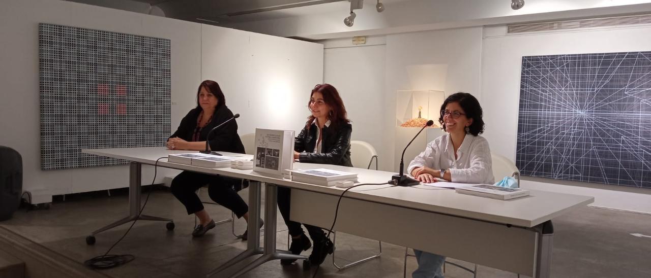 Presentación en Sa Nostra Sala, en Vila, con la directora del Arxiu d’Imatge i So del Consell de Ibiza, Lina Sansano; la consellera de Cultura de Ibiza, Sara Ramón, y la musicóloga Cati Marí.