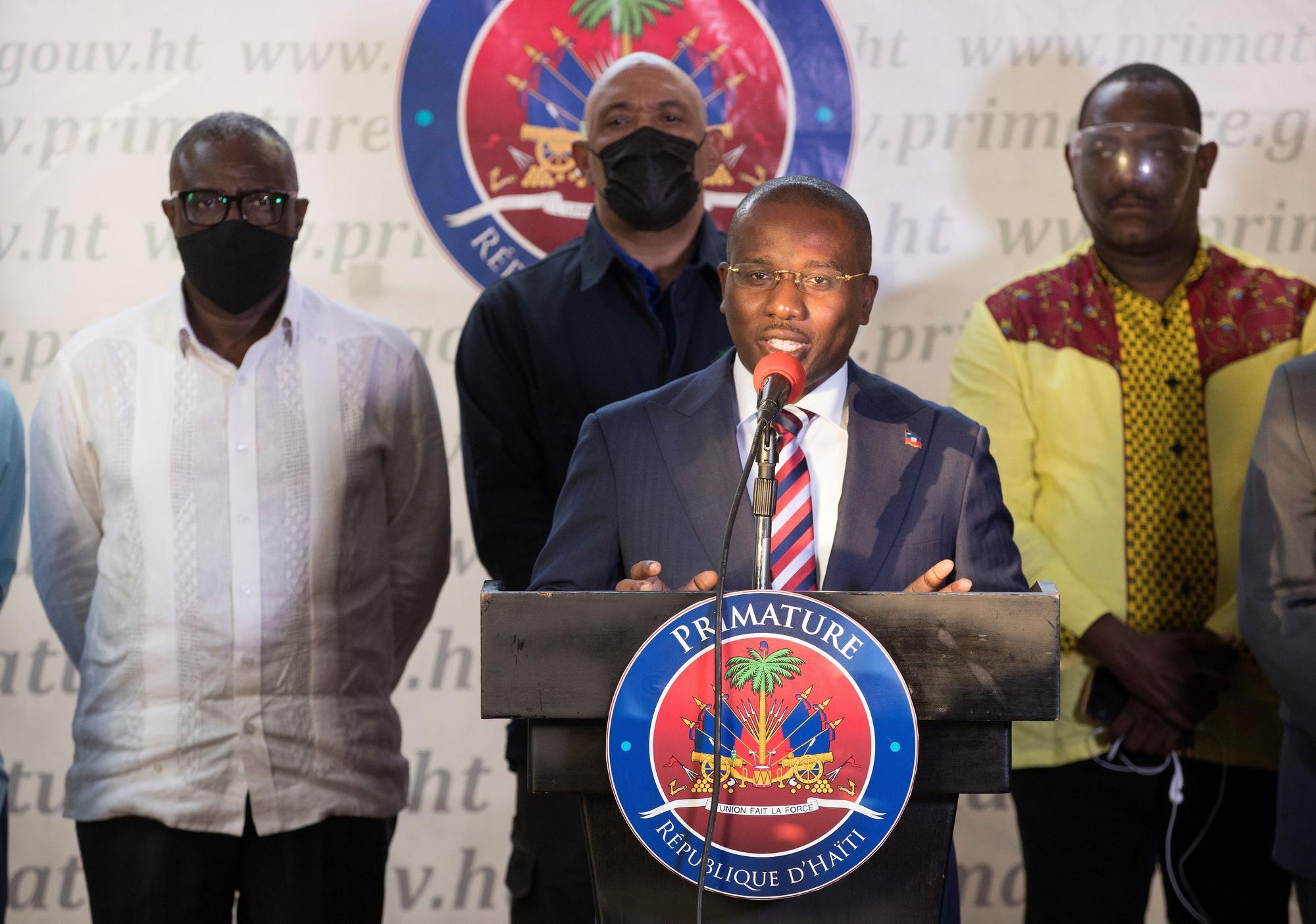 El primer ministro haitiano, Claude Joseph, anuncia la detención de uno de los sospechosos.