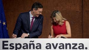 Pedro Sánchez y Yolanda Díaz durante la firma del acuerdo de Gobierno de coalición progresista. 