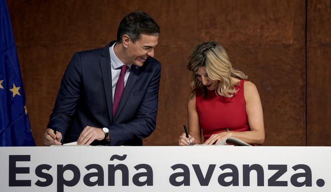 Pedro Sánchez y Yolanda Díaz durante la firma del acuerdo de Gobierno de coalición progresista. 