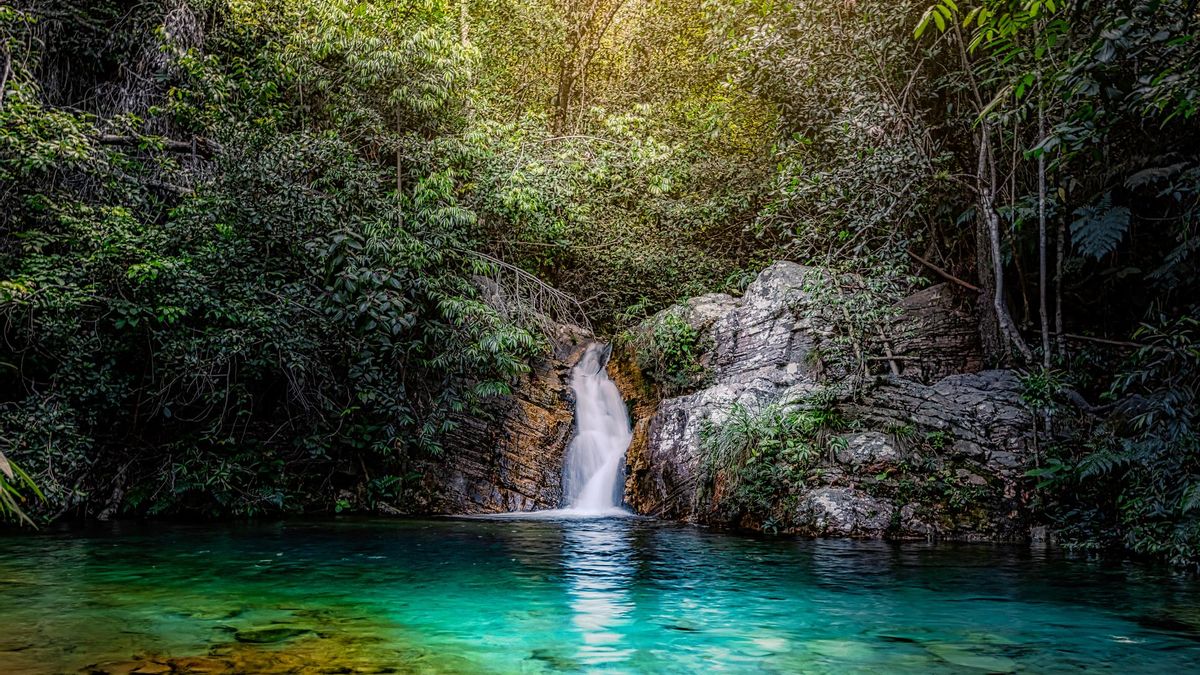 Parece el Caribe, pero está en España: cascadas y piscinas de azul turquesa en una Reserva de la Biosfera