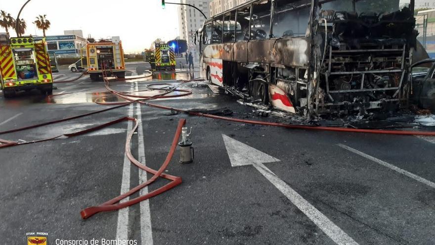 Autobús de la empresa Rico Bus calcinado por un fuego en Cádiz.