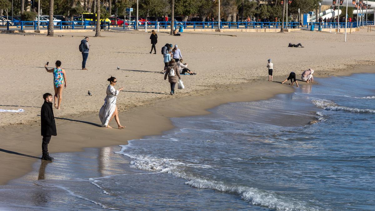 La semana ha sido frío pero aún así hubo momentos con bañistas en las playas. En la imagen la del Postiguet en Alicante