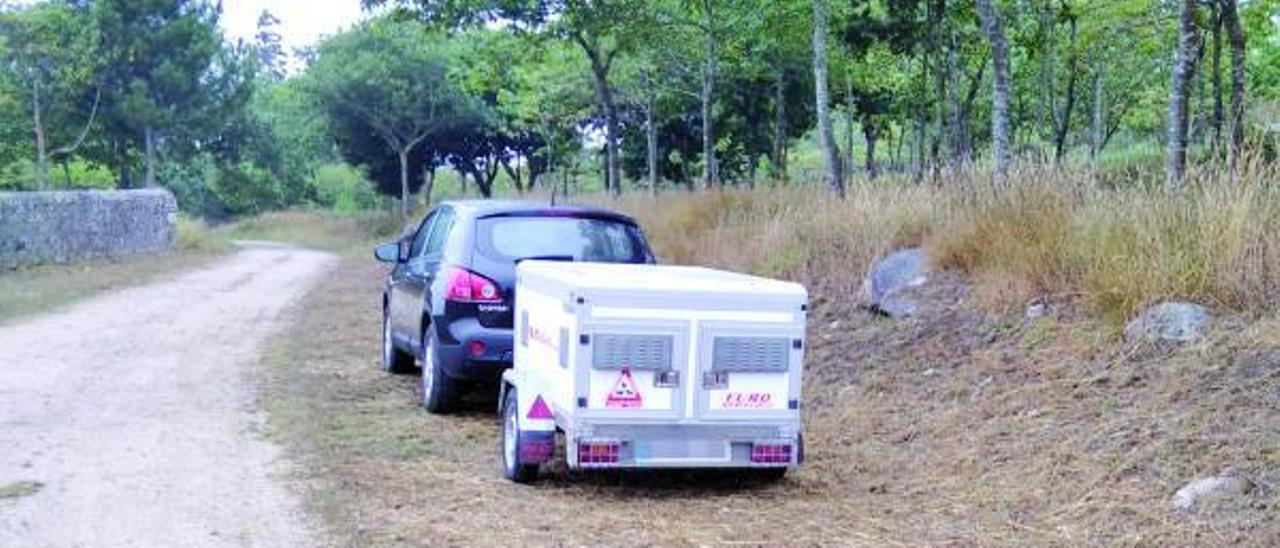 Un coche con remolque para perros de caza en Santa Trega. |